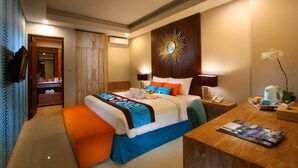 Une chambre d’hôtel avec un grand lit, une tête de lit en bois, une table de chevet, un bureau et un miroir.