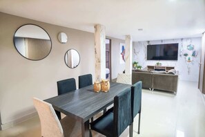 Dining - Huge 5 Bedroom apartment with arcade machine (Medellín)