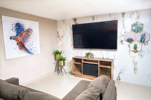 Smart TV, caminetto, videogiochi, tavolo da calcetto