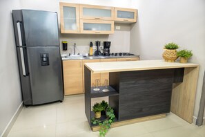 Kühlschrank, Mikrowelle, Herdplatte, Wasserkocher mit Kaffee-/Teezubehör