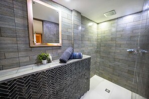 Shower, hair dryer, towels, soap - Huge 5 Bedroom apartment with arcade machine (Medellín)
