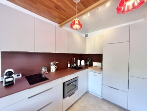 Een koelkast, een vaatwasser, een koffiezetapparaat/waterkoker