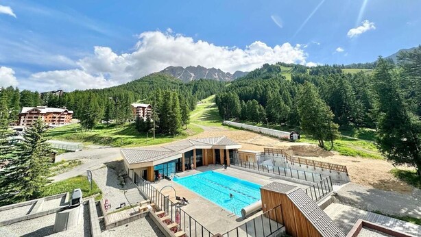 A swimming pool area with a view of mountains and a ski slope in the background. - 50m from ski slopes, 4th floor, view swimming pool/mountain, ski locker, 45m², Vars (Vars)