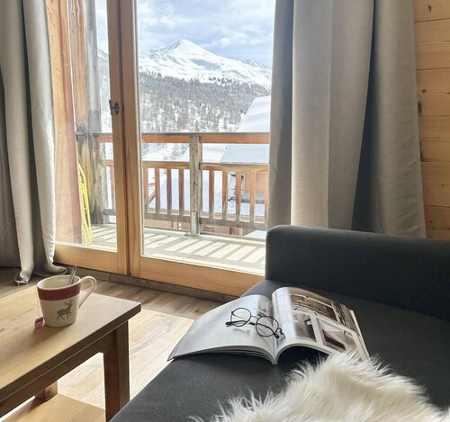 50m from ski slopes, 4th floor, view mountain, swimming pool, balcony, ski locker, 32m², Vars