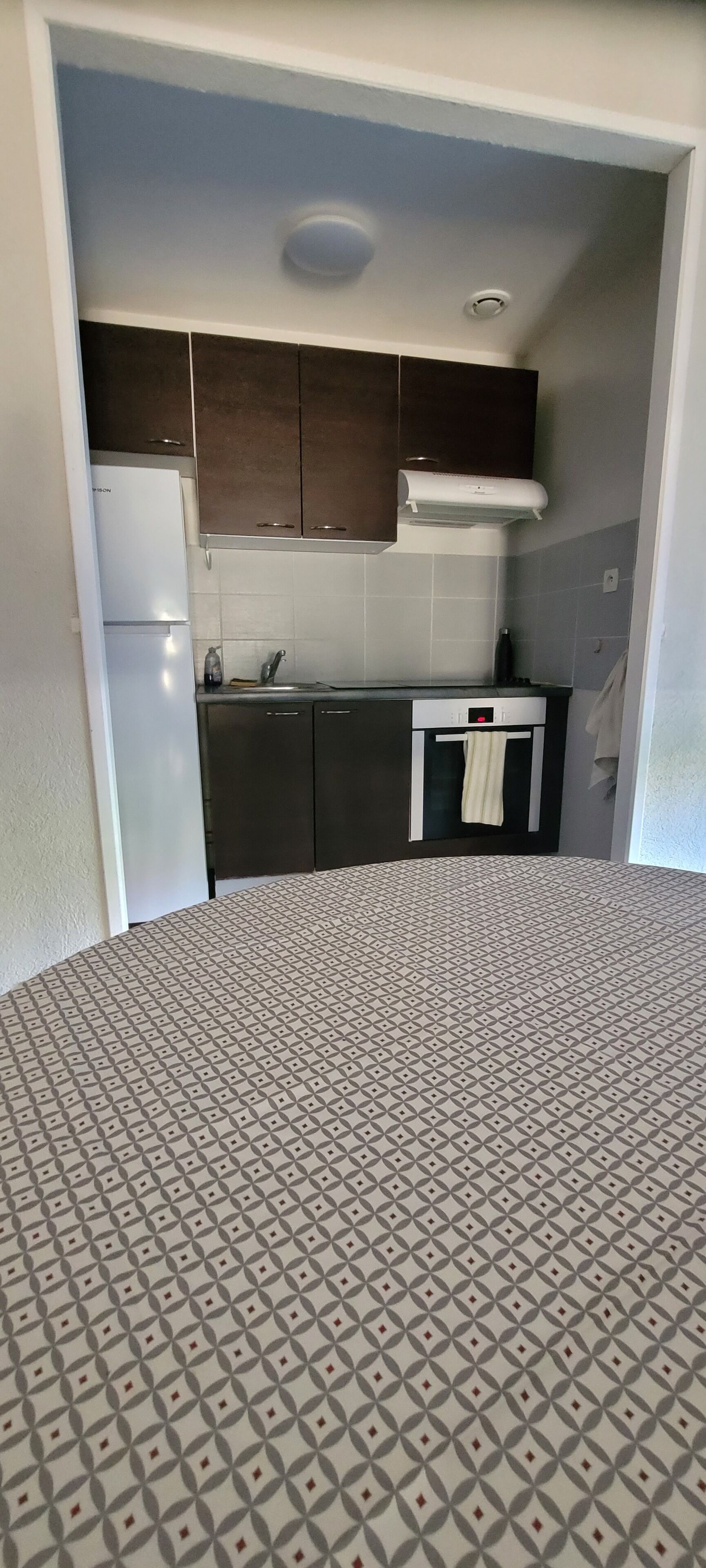 Fridge, oven, stovetop, electric kettle