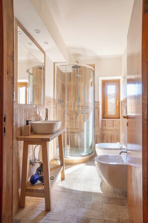Dusche, Haartrockner, Bidet, Handtücher
