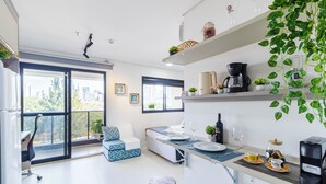 A modern kitchen with a dining area, large windows, and a balcony. - Vila Mariana perto do metrô AC (Sao Paulo)