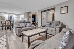 TV - Renovated 6BR 2BA Minutes from Falls and Casino (Niagara Falls)