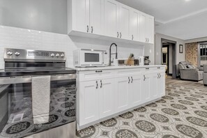Fridge, microwave, oven, stovetop - Renovated 6BR 2BA Minutes from Falls and Casino (Niagara Falls)