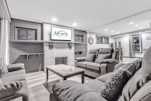TV - Renovated 6BR 2BA Minutes from Falls and Casino (Niagara Falls)
