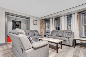 TV - Renovated 6BR 2BA Minutes from Falls and Casino (Niagara Falls)