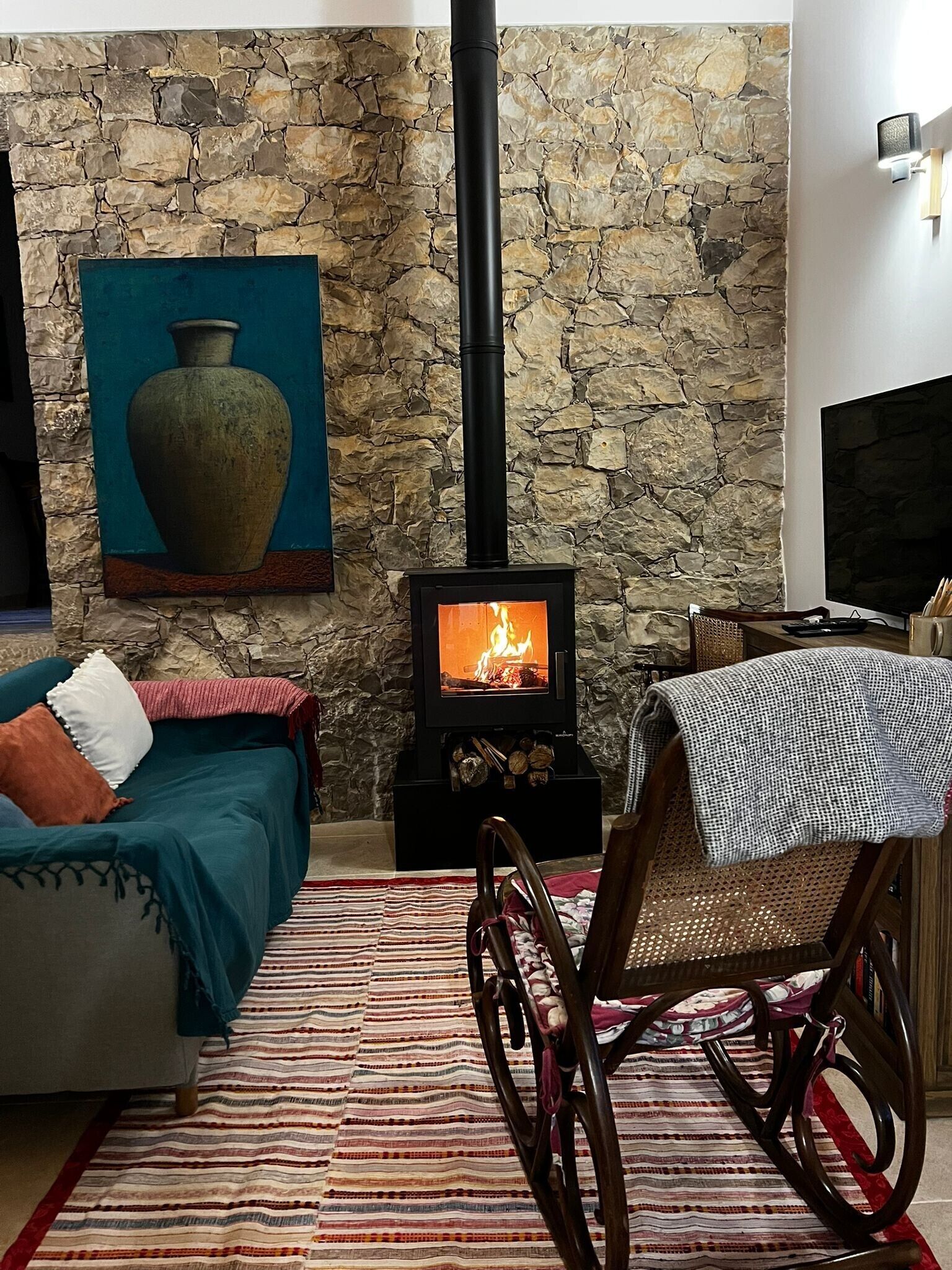 Televisión y chimenea 