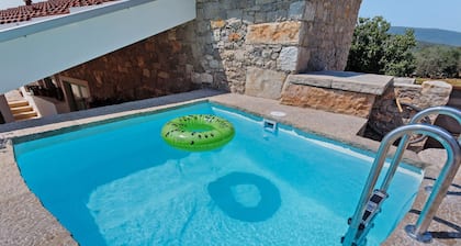 Maison de campagne 'Curva' avec vue sur la montagne, piscine privée et Wi-Fi