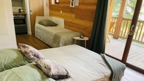 A bedroom with two beds, a small table, and a view of the outdoors. - 3rd floor, view mountain/forest, terrace, tv, 22m², Vars (Vars)