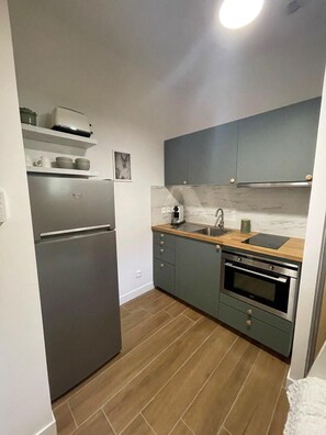 Kjøleskap, ovn, kaffetrakter/tekoker og brødrister