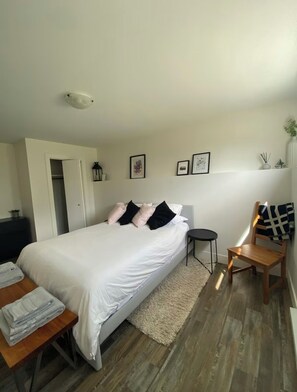 1 bedroom, iron/ironing board, WiFi, bed sheets - Charming 1-bedroom suite with WiFi, AC in wonderful West Kelowna (West Kelowna)