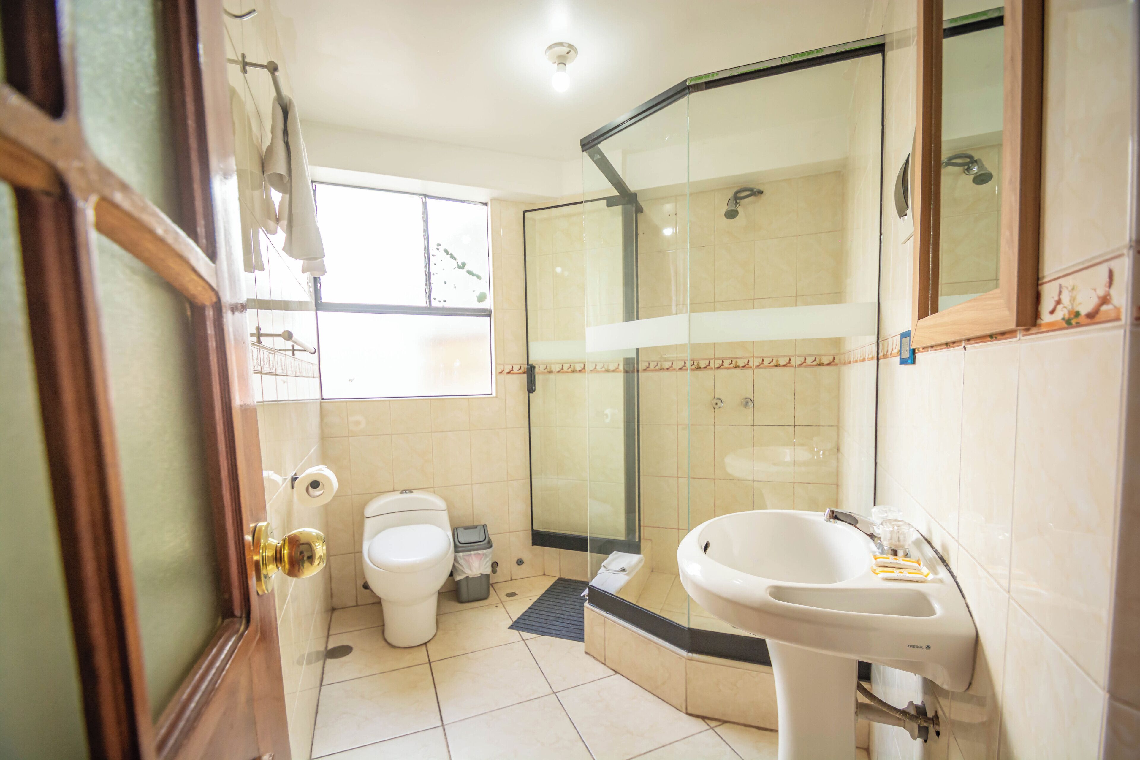 Individuell dekoriert, Schreibtisch, laptopgeeigneter Arbeitsplatz