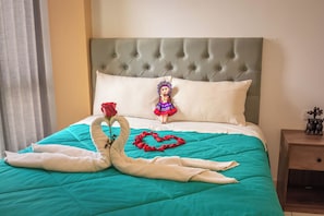 Einzelzimmer | Individuell dekoriert, Schreibtisch, laptopgeeigneter Arbeitsplatz