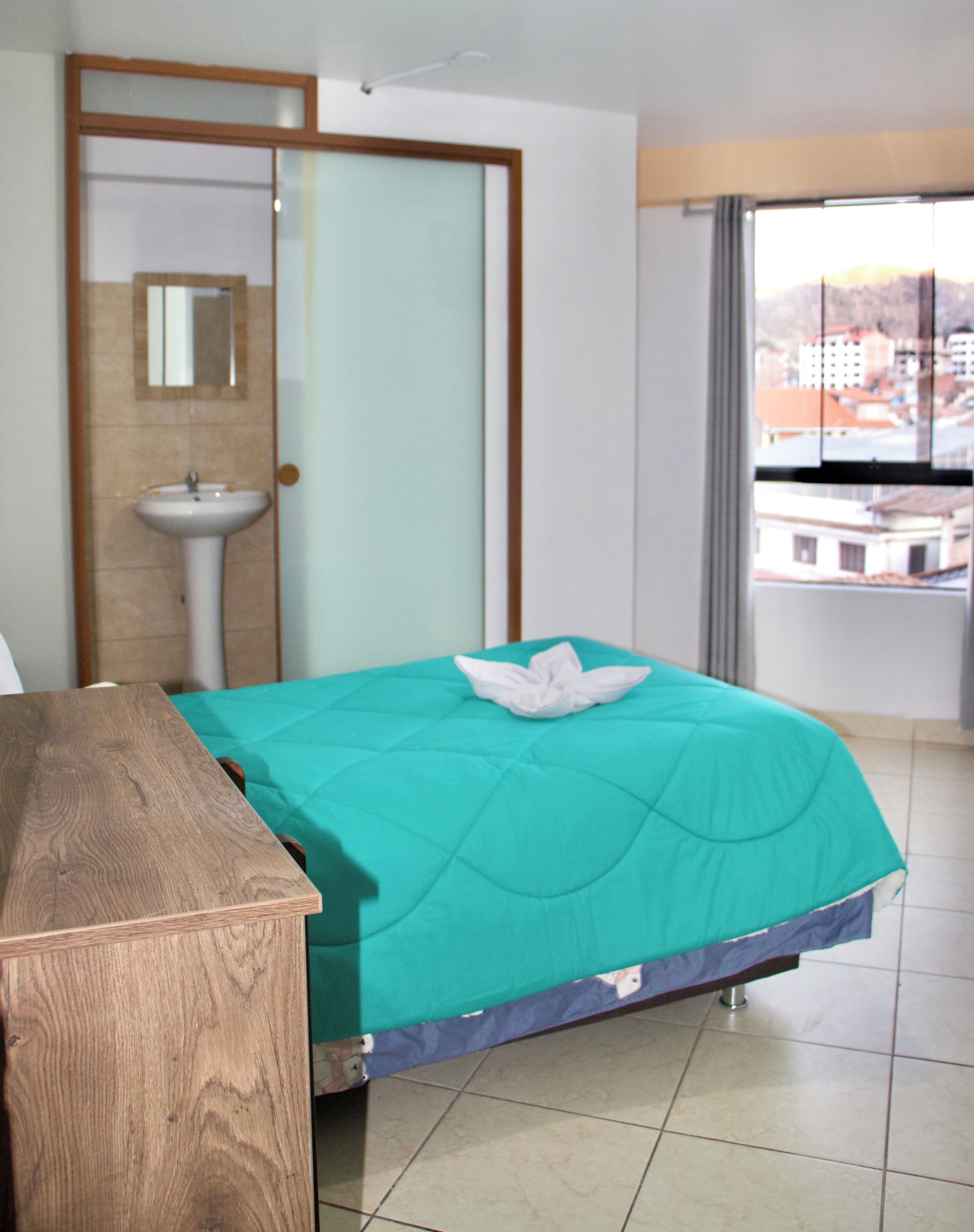 Einzelzimmer | Individuell dekoriert, Schreibtisch, laptopgeeigneter Arbeitsplatz