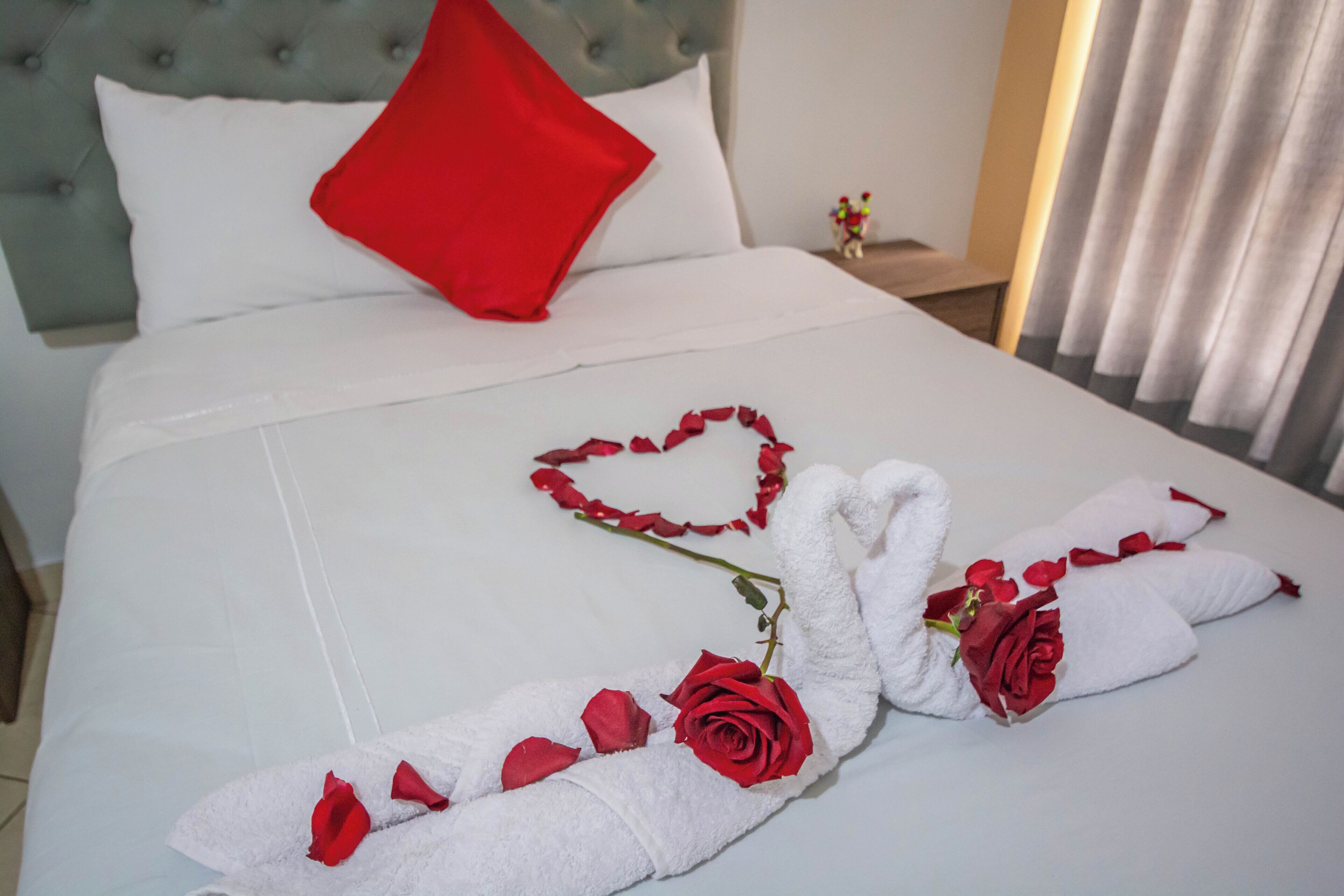 Standard-Doppel- oder -Zweibettzimmer | Individuell dekoriert, Schreibtisch, laptopgeeigneter Arbeitsplatz