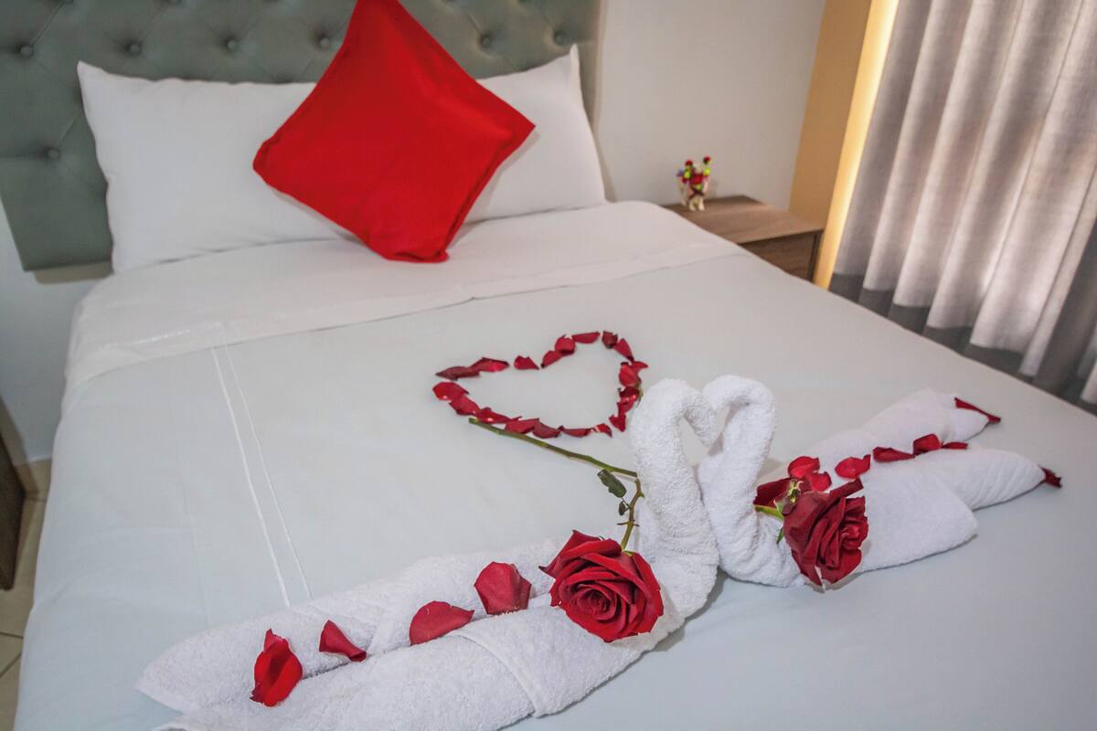 Standard-Doppel- oder -Zweibettzimmer | Individuell dekoriert, Schreibtisch, laptopgeeigneter Arbeitsplatz