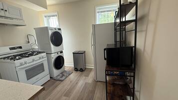 Mikrobølgeovn, ovn, kokeplater og oppvaskmaskin