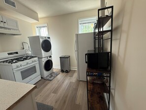 Microwave, oven, stovetop, dishwasher - Charming 2-bedroom rowhome with WiFi, AC in Downtown Washington (Washington)