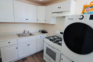 Microondas, horno, parrilla de estufa y lavavajillas