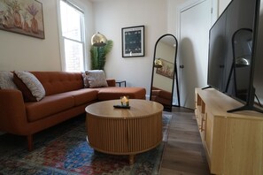 Smart TV - Charming 2-bedroom rowhome with WiFi, AC in Downtown Washington (Washington)