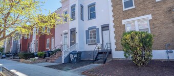 Charming 2-bedroom rowhome with WiFi, AC in Downtown Washington