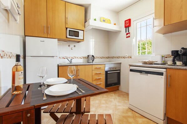 Kühlschrank, Mikrowelle, Ofen, Geschirrspüler