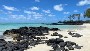 Playa privada, camastros y toallas de playa