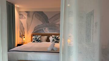 Minibar, in-room safe, soundproofing, free WiFi
