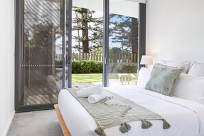 3 bedrooms, iron/ironing board, free WiFi, bed sheets - The Magnolia Palm Beach (Palm Beach)