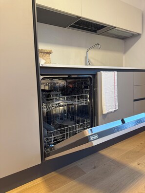 Superior Townhome, City View | Private kitchen | Full-sized fridge, stovetop, dishwasher, electric kettle - LOcanda ai Provveditori (Marano Lagunare)