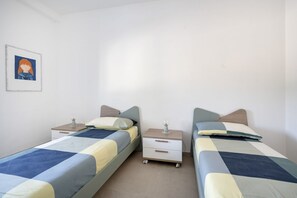 3 bedrooms, iron/ironing board, travel cot