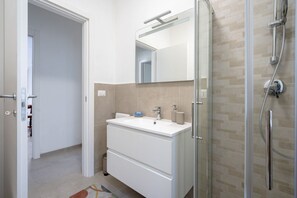 Regadera, bidet, toallas 