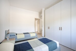 6 bedrooms, iron/ironing board, travel cot