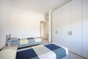 6 soverom, strykejern/-brett og reiseseng for barn