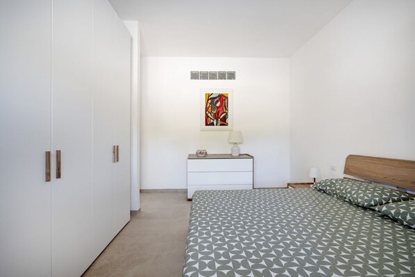 3 habitaciones, tabla de planchar con plancha y cuna de viaje 