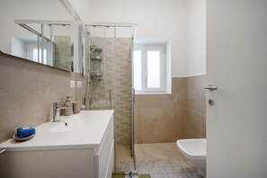 Shower, bidet, towels