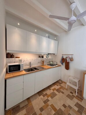 Fridge, microwave, stovetop, dishwasher - Dòmo Anděl Sardinia (San Vito)