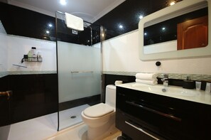 Shower, towels - 271- Livingtarifa Nomada (Tarifa)