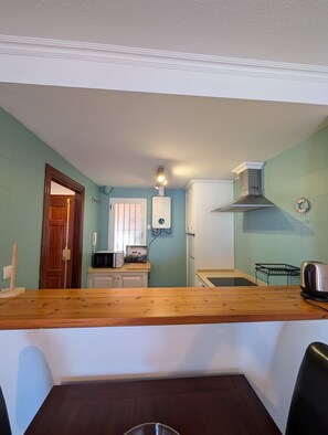 Fridge, microwave, oven, coffee/tea maker