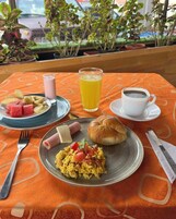 Desayuno con opciones de la cocina local incluido todos los días 