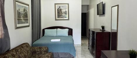 Bügeleisen/Bügelbrett, kostenloses WLAN, Bettwäsche