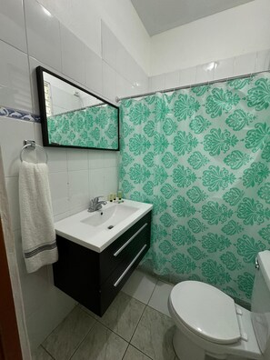 Douche, sèche-cheveux, serviettes fournies, savon