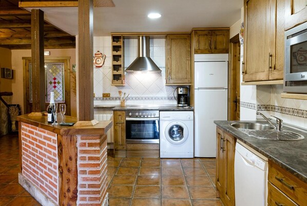 Køleskab, mikrobølgeovn, ovn, kogeplade