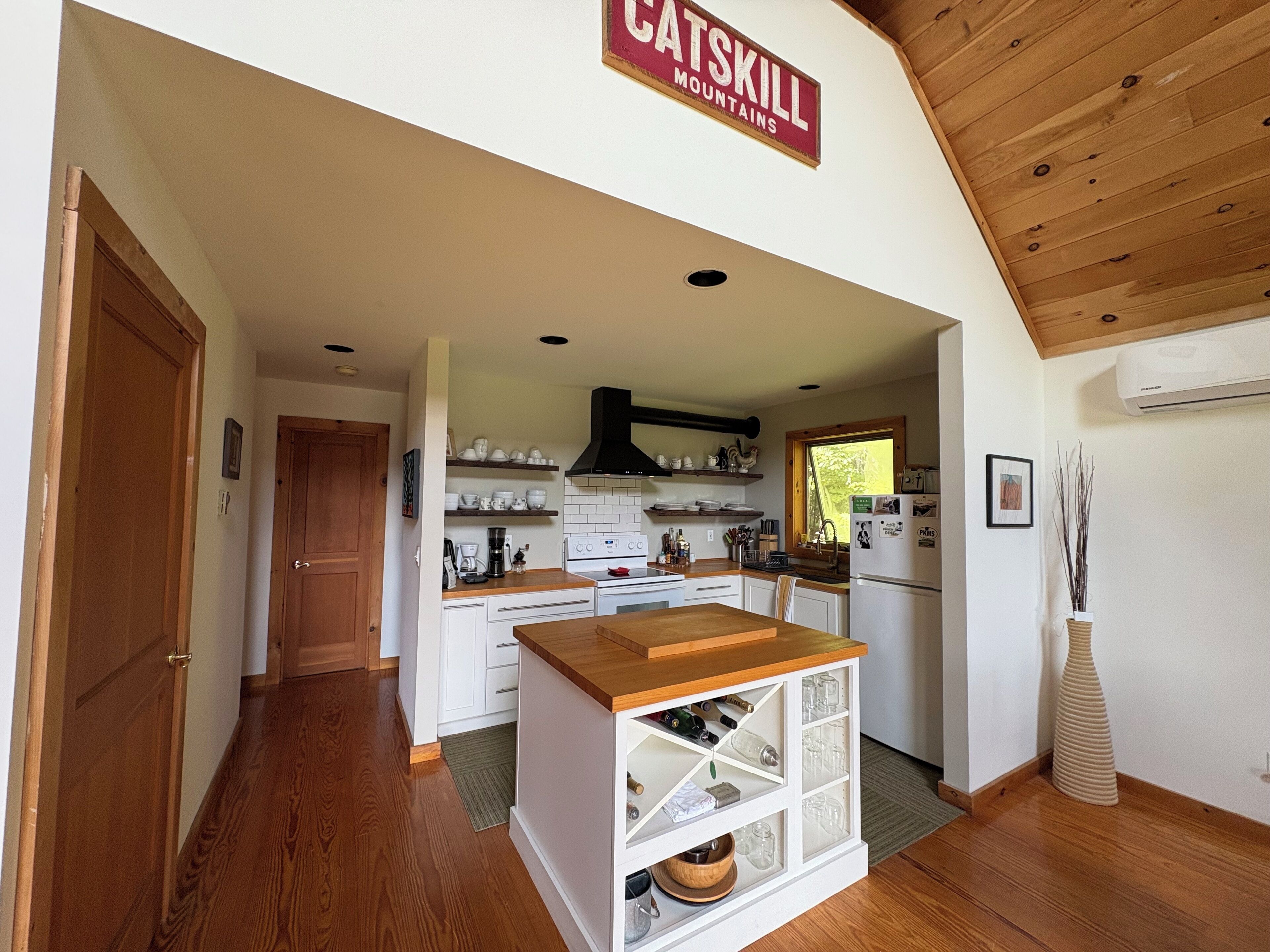 Een koelkast, een oven, een kookplaat, een koffiezetapparaat/waterkoker