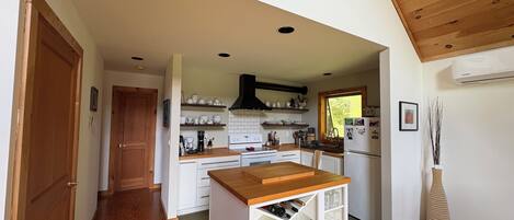 Refrigerador, horno, parrilla de estufa y cafetera y tetera